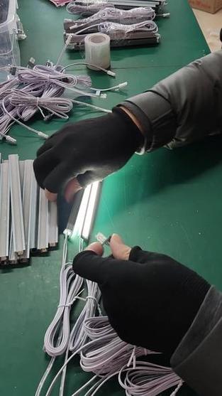 源头实力厂家 | 全屋定制工厂优选 玥辰随意切免焊橱柜灯、衣柜灯解析